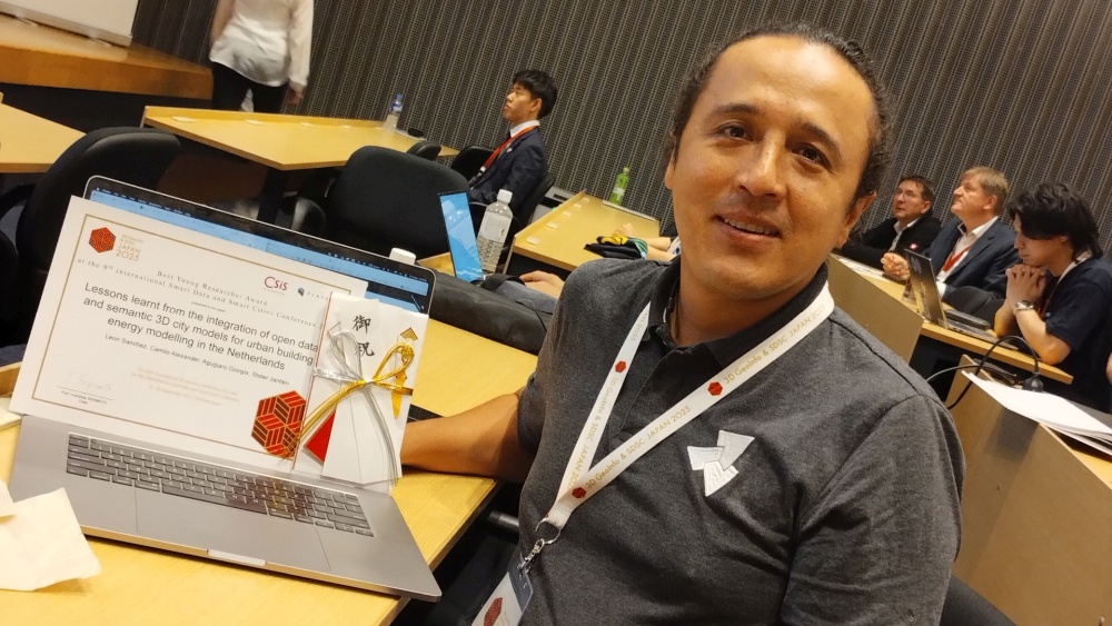 Camilo León-Sánchez with the best paper award for young researchers
